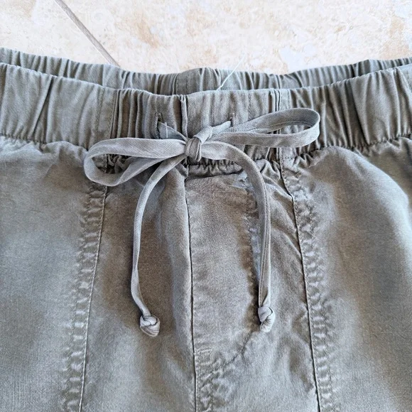 BELLA DAHL | Frayed Edge Cargo Short in Fatigue Green, Size Small - Picture 6 of 8